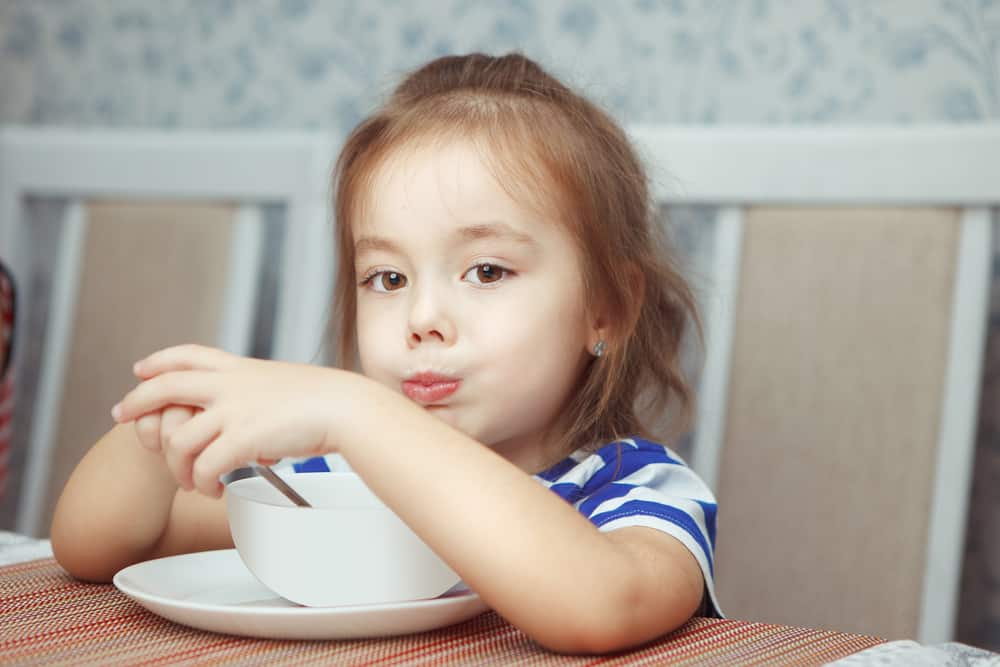 4 Cara Mengatasi Kebiasaan Anak Mengemut Makanan