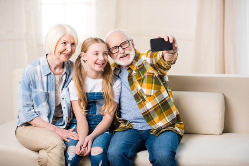 Empat Manfaat jika Anak-anak Dekat dengan Kakek dan Neneknya