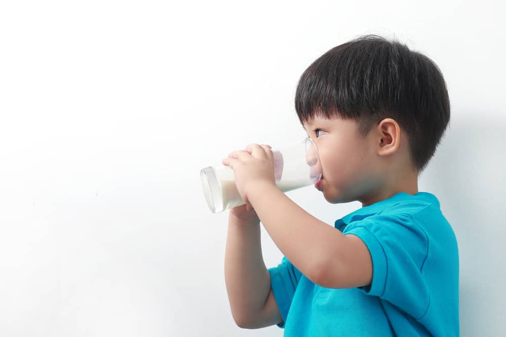 Kapan Waktu Terbaik untuk Anak Minum Susu, Pagi Atau Malam Hari?