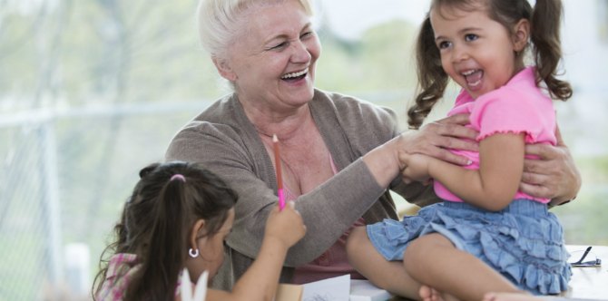 Tips Parenting: 4 Cara Mencegah Kakek Nenek Terlalu Memanjakan Cucu