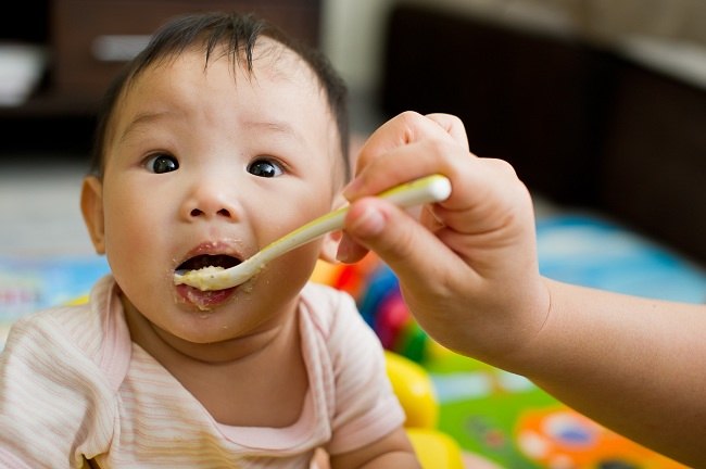 Bayi 6 Bulan: Mulai Mengonsumsi Makanan Padat