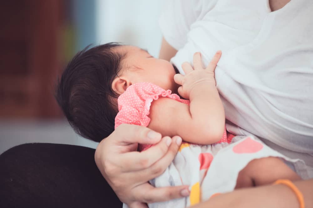 Kenapa Bayi Sangat Mudah Tertidur Saat Menyusu?