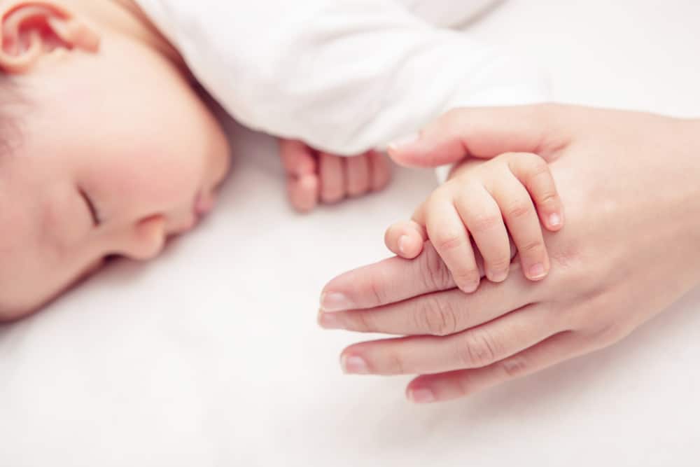 7 Cara Membangunkan Bayi yang Benar Agar Mau Menyusu
