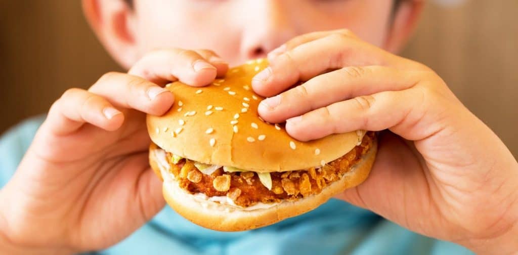 Benarkah Junk Food Meningkatkan Risiko Anak Kena Alergi?