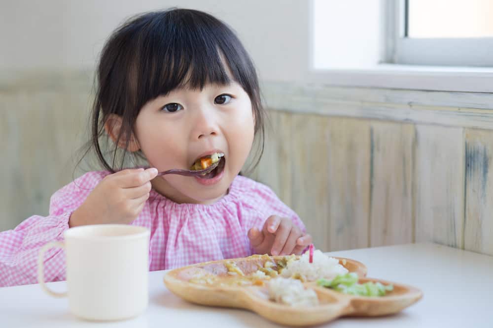 Memaksa Anak Habiskan Makanan Berdampak Buruk untuk Si Kecil