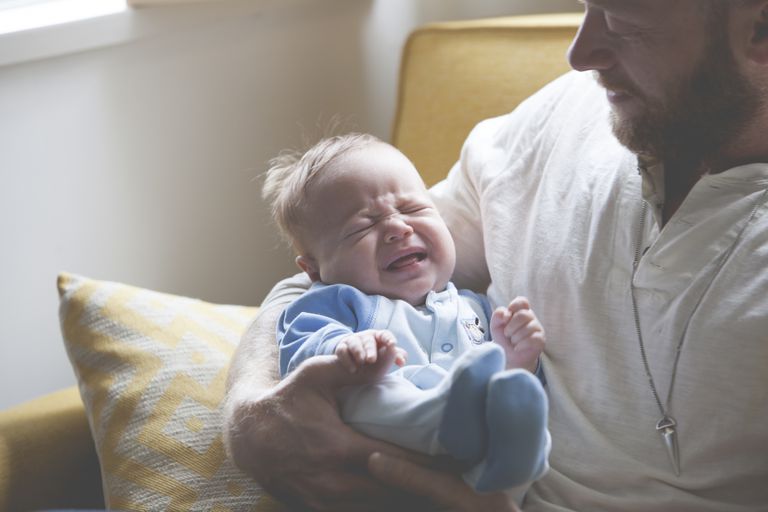 5 Teknik Menenangkan Bayi Menangis yang Sudah Terbukti Ampuh