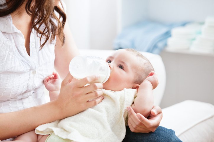 Hati-Hati, Minum Susu Sambil Tidur Ternyata Membahayakan Bayi