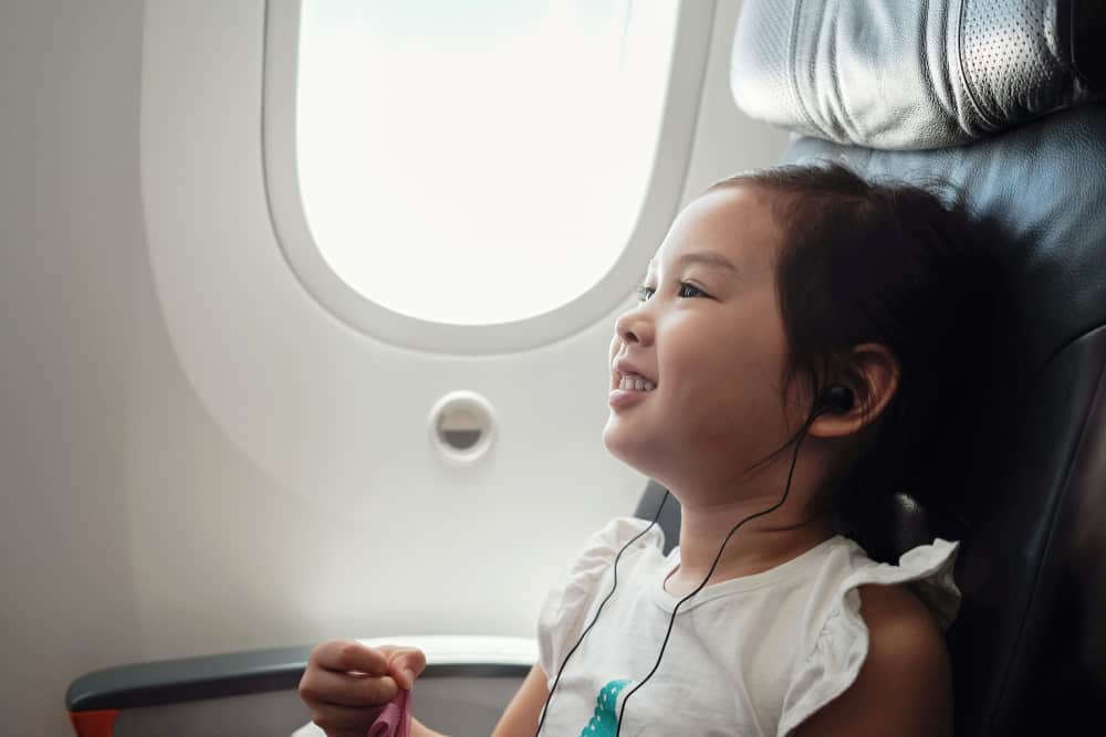 Tips Mempersiapkan Anak yang Harus Pergi Naik Pesawat Sendirian