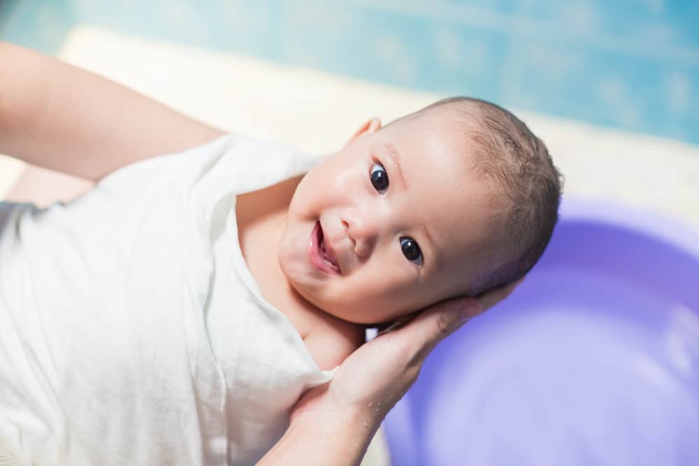 4 Alasan Kenapa Sebaiknya Tak Perlu Langsung Mandikan Bayi yang Baru Lahir