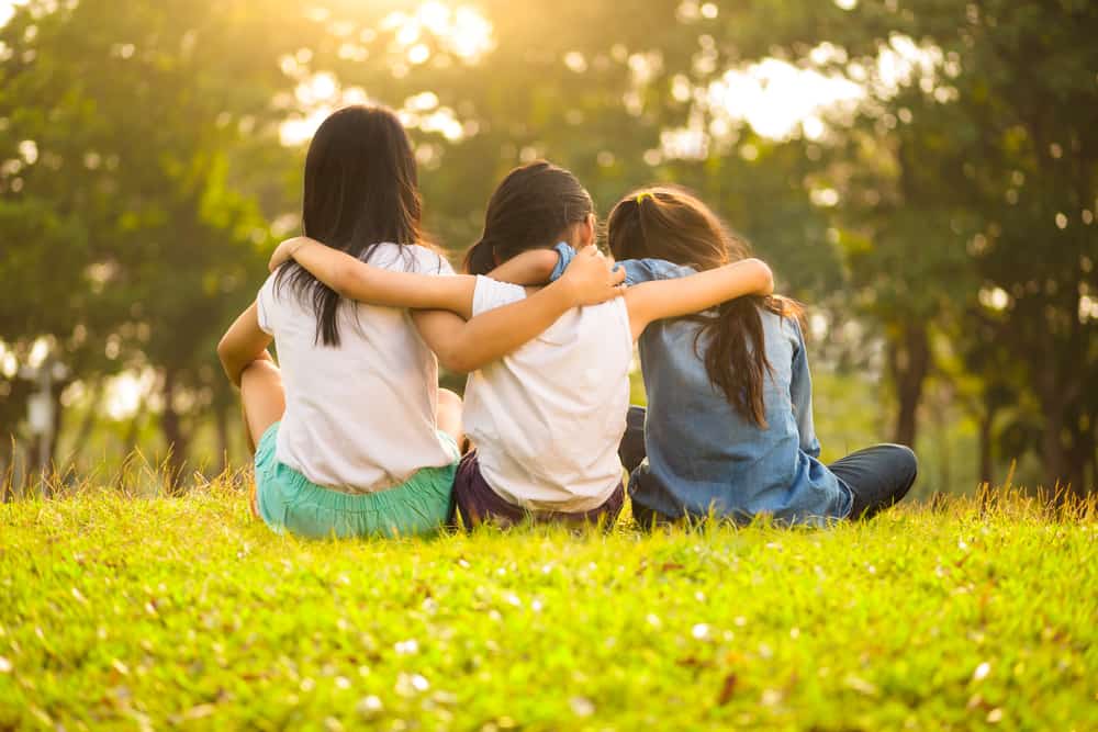 4 Kiat Mengajarkan Anak Menjadi Sosok Teman yang Baik