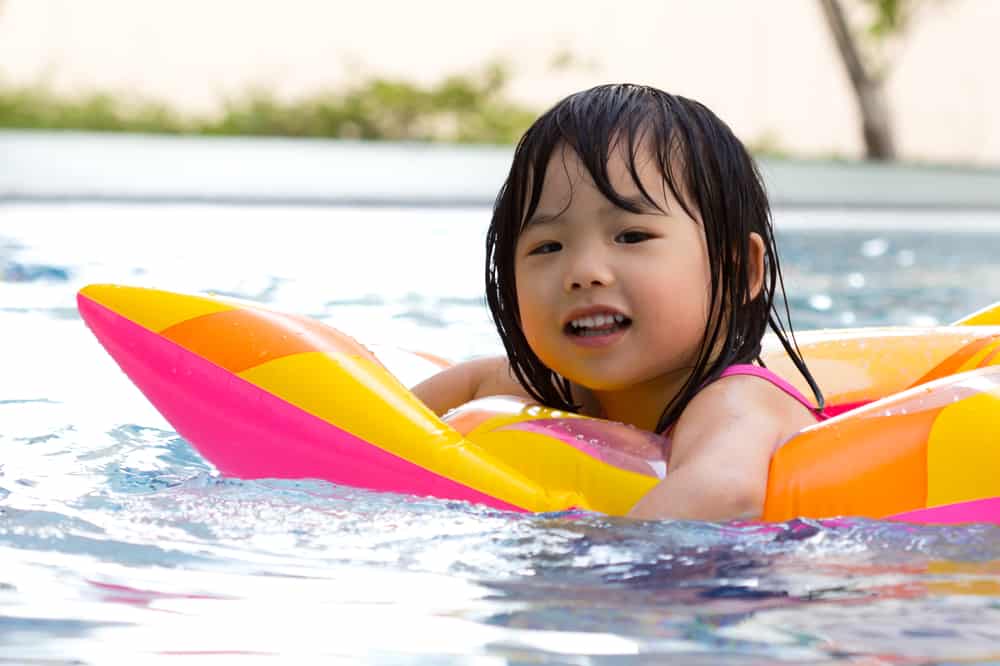 Benarkah Berenang Bisa Memicu Eksim Anak Kembali Kambuh?